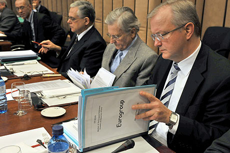 El comisario de Asuntos Econmicos, Olli Rehn, revisa un documento junto con Jean-Claude Trichet, en el centro. | Afp