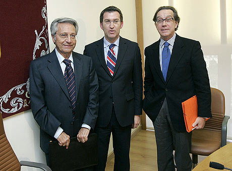El lder de la Xunta, Alberto Nez Feijo, junto con los presidentes de Caixa Galicia (i) y Caixanova (d) en una reunin celebrada en noviembre. | Efe