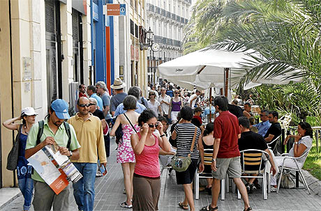 Decenas de turistas en la plaza de la Reina de Valencia. | Vicente Bosch