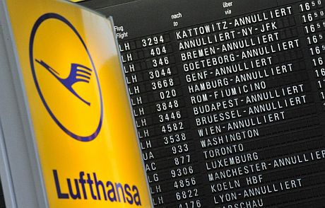 Logotipo de Lufthansa junto a un panel de vuelos, en el que muchos de ellos aparecen cancelados, en el aeropuerto de Frncfort. | Efe