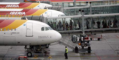 Pasajeros embarcan en aviones de Iberia. | Alberto di Lolli