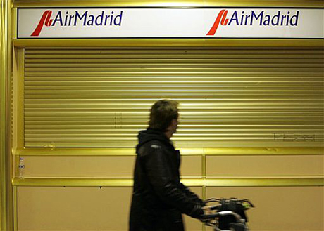 Oficinas de Air Madrid cerradas en Barajas en 2006. | AP
