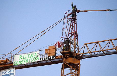 Dos trabajadores protestan en Pozuelo de Alarcn (Madrid) por una deuda impagada de la constructora. | Reuters