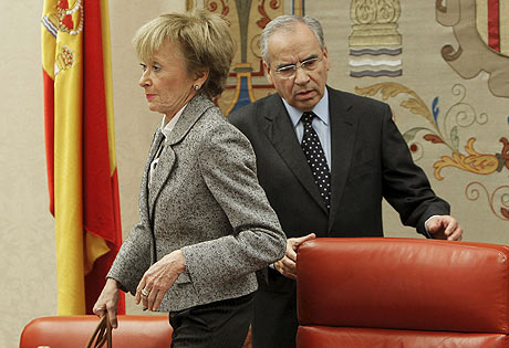 Mara Teresa Fdez. de la Vega con el presidente de la Comisin, Alfonso Guerra, momentos antes de la comparecencia. | Efe