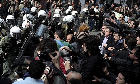 Manifestantes se enfrentan con los policas antidisturbios en Atenas. | Efe