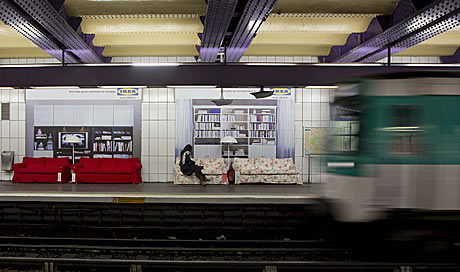 Una mujer espera sentada el vagn de metro en la estacin de Concorde. | Efe