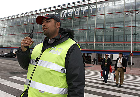Un vigilante de seguridad en la Feria de Madrid. | ELMUNDO.es