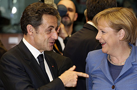 Nicolas Sarkozy, presidente de Francia, y Angela Merkel, canciller de Alemania, antes del inicio de la cumbre en Bruselas. | AP