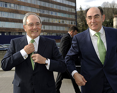 Juan Luis Arregui e Ignacio Snchez Galn, vicepresidente y presidente de Iberdrola, respectivamente, dirigindose a la junta de accionistas, en Bilbao.
