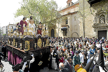 Procesin con el paso de Jesus Despojado, en Sevilla, el Domingo de Ramos. | Jess Morn