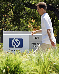 Un hombre pasea frente a la sede de Hewlett-Packard en EEUU. | Ap