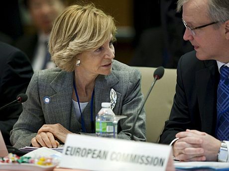 La vicepresidenta segunda conversa con el comisario de Asuntos Econmicos y Monetarios, Olli Rehn, en Washington. | Efe