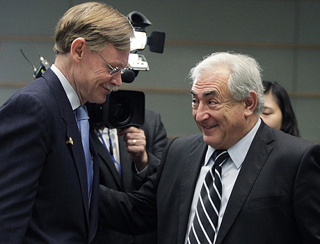 El director del FMI, Dominique Strauss-Kahn (dcha.) y el presidente del Banco Mundial, Robert Zoellick, en Washington. | Reuters