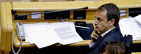 El presidente del Gobierno, Jos Luis Rodrguez Zapatero, durante la sesin de control en el Senado. | Efe