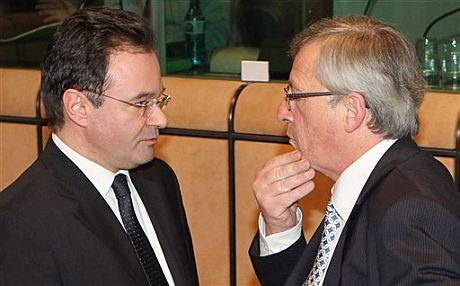 El ministro heleno de Finanzas, Giorgos Papakonstantinou (i), habla con el presidente del Eurogrupo, Jean-Claude Juncker. | AP