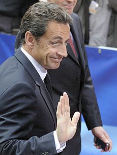 El presidente francs, Nicols Sarkozy, saluda a su llegada a la reunin del Eurogrupo. | Efe
