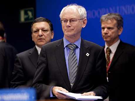 Van Rompuy (centro) y Barroso (izda.) se dirigen a la rueda de prensa en Bruselas. | Efe