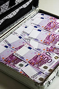 Un maletn con billetes de 500 euros. | ELMUNDO.es