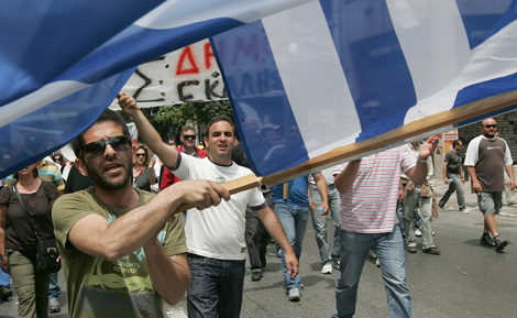 Un grupo de manifestantes protesta frente al Parlamento griego. | Efe