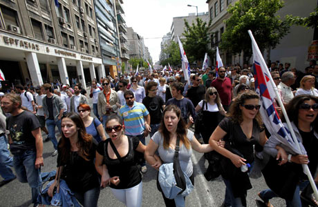 Manifestantes pasan por delante del ministerio de Trabajo, en el centro de Atenas. | Ap