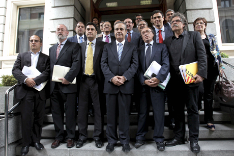El ministro de Trabajo, Celestino Corbacho (centro), junto a diputados que han trabajado en la norma. | Efe