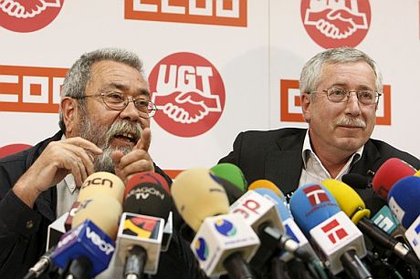Los secretarios generales de CCOO, Ignacio Fernndez Toxo (d), y de UGT, Cndido Mndez. | Efe