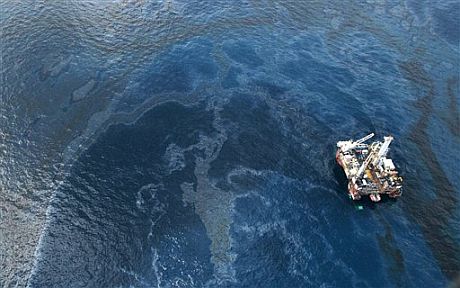 El crudo rodea la plataforma Deepwater Horizon. | AP