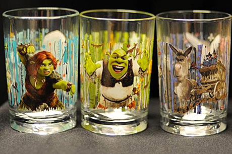 Vasos de la promoción de Shrek. | Efe