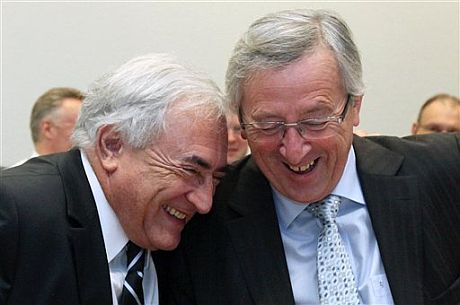 El director gerente del FMI, Dominique Strauss-Kahn (i), bromea con el presidente del Eurogrupo, Jean Claude Juncker. | AP