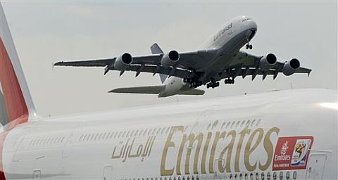 Un A380 de Lufthansa sobrevuela a otro de Emirates aparcado en la feria de Berln. | AP