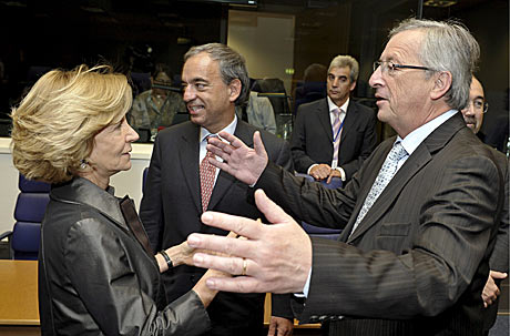 Elena Salgado, ministra de Economa, y Jean Claude Juncker, presidente del Eurogrupo, se saludan el pasado lunes en Bruselas. | Efe