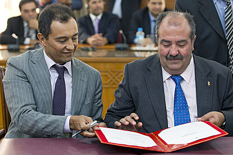 El presidente de Ditema, Ramn Arenas (d) firma el acuerdo junto con el ministro de Industria marroqu, Ahmed Chami (i). | Efe