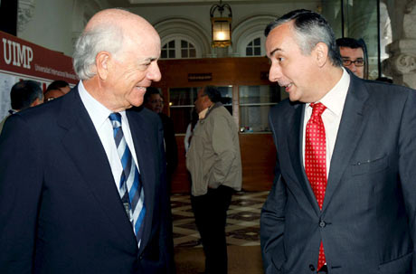 Francisco Gonzlez, presidente del BBVA, y Carlos Ocaa, secretario de Estado de Hacienda, a su llegada al curso de la Apie, en Santander. Efe.
