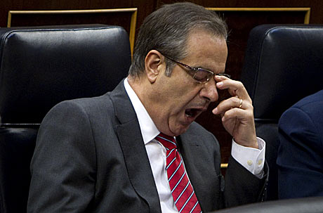 El ministro de Trabajo, Celestino Corbacho, en la sesin de control del Gobierno en el Congreso, visiblemente cansado. Alberto di Lolli