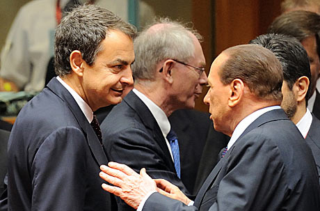 José Luis Rodríguez Zapatero charla con el primer ministro italiano, Silvio Berlusconi, antes el comienzo del Consejo Europeo, en Bruselas. | AFP