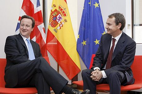 El primer ministro británico, David Cameron (i), ha hablado del tema con el presidente del Ejecutivo español. | Efe