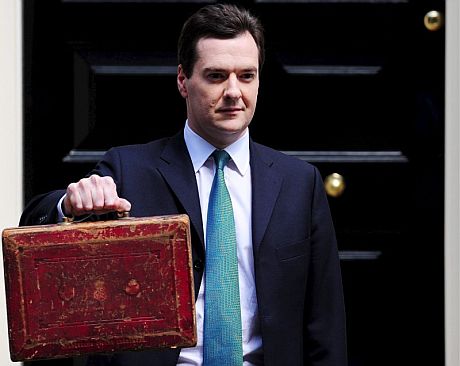 El ministro George Osborne porta el maletn con el presupuesto britnico. | Efe