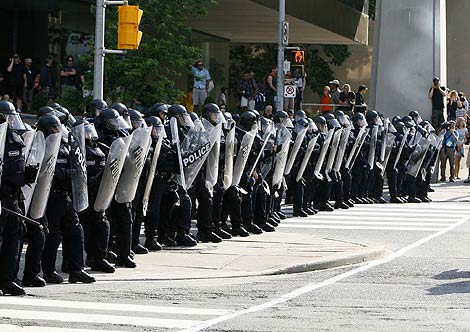 Fuerzas antidisturbios en Toronto. | Afp