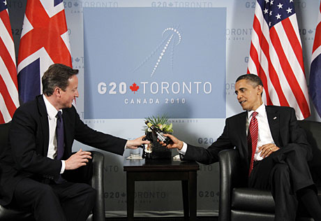 Obama y Cameron intercambian cervezas en una reunin bilateral del G-20. | AP LBUM