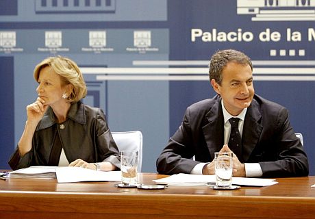 El presidente del Gobierno, Jos Luis Rodrguez Zapatero y la vicepresidenta segunda y ministra de Economa, Elena Salgado, durante su reunin con miembros de la Ceca. | Efe