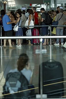 Varios pasajeros esperan para facturar en la Terminal 1 del aeropuerto de El Prat. | Efe