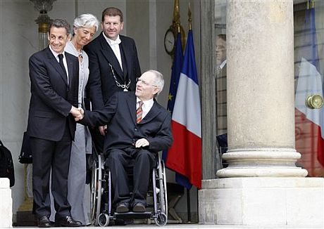 Sarkozy, la ministra francesa de Economa, Christine Lagarde, y su homlogo alemn, Wolfgang Schaeuble. | AP
