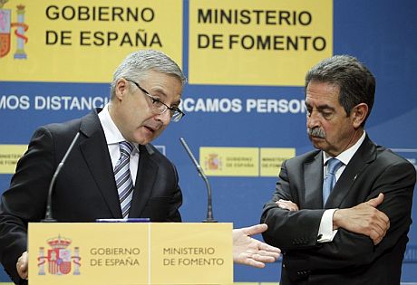 El ministro de Fomento, Jos Blanco (i) y el presidente de Cantabria, Miguel ngel Revilla. | Efe