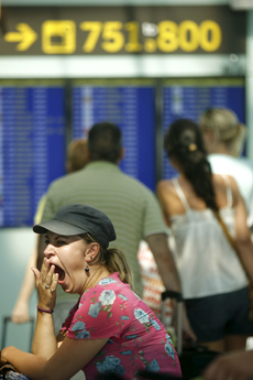 Una mujer espera a embarcar en el aeropuerto de El Prat de Barcelona. | Efe