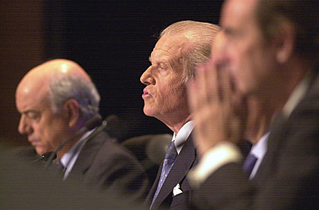 Francisco Gonzlez (al fondo) y Emilio Ybarra (centro) en una Junta de accionistas del BBVA celebrada en 2001. | Iaki Andrs