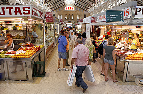 Clientes comprando en el mercado central de Valencia. | Vicent Bosch