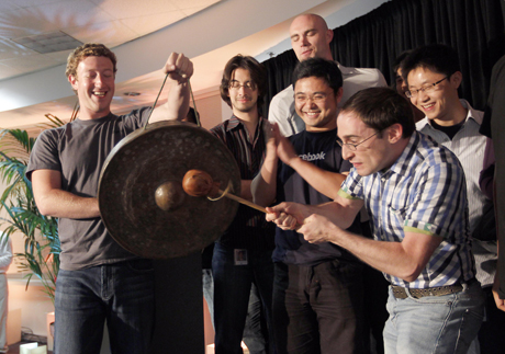El consejero delegado de Facebook, Mark Zuckerberg (izq.), junto a otros compañeros en la empresa durante la presentación de la función Places. | AP