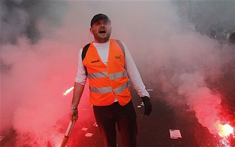 Uno de los manifestantes de la huelga en Francia. | AP