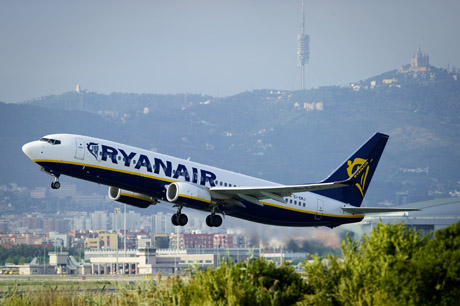 Un avin de Ryanair despega del aeropuerto de Barcelona. | Afp