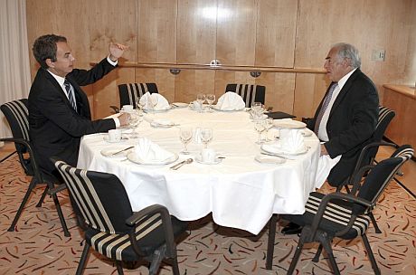 El presidente del Gobierno, Jos Luis Rodrguez Zapatero (i), charla con el director gerente del Fondo Monetario Internacional (FMI), Dominique Strauss-Kahn. | Efe
